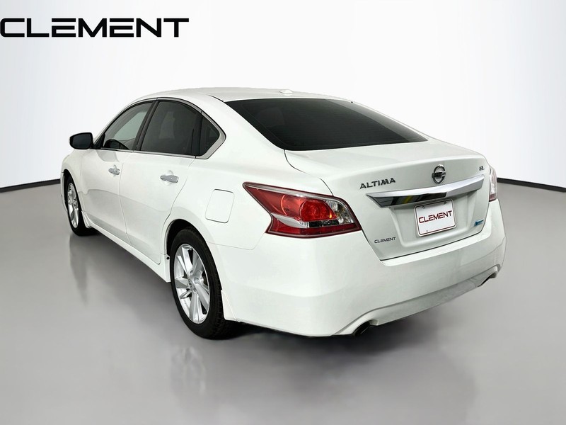 Nissan Altima Sedan Vehicle Full-screen Gallery Image 10