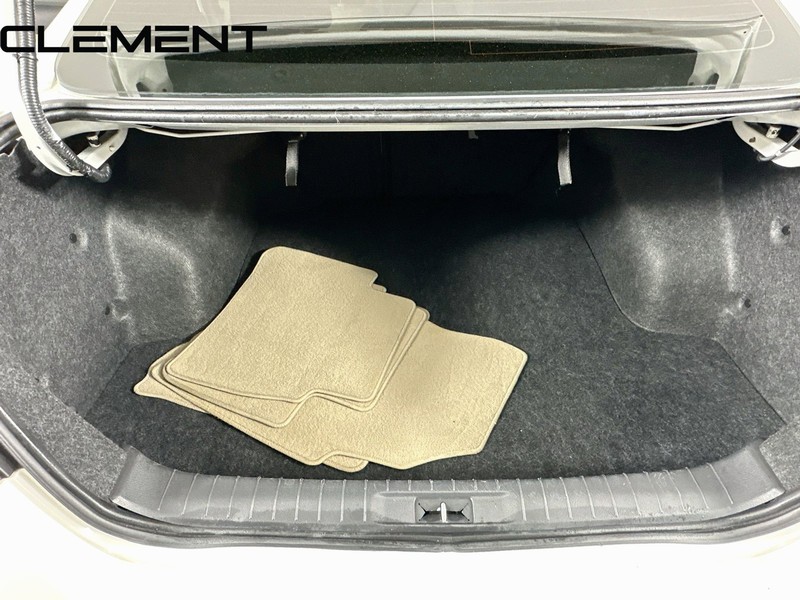 Nissan Altima Sedan Vehicle Full-screen Gallery Image 11
