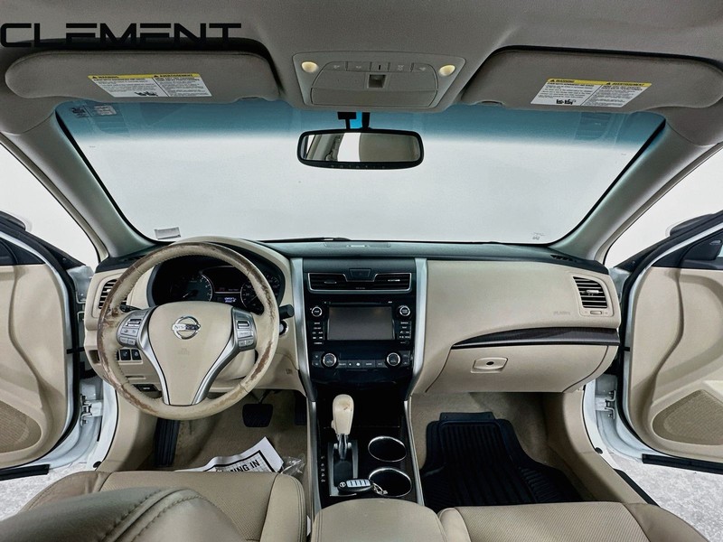 Nissan Altima Sedan Vehicle Full-screen Gallery Image 12
