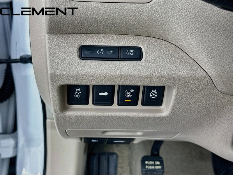 Nissan Altima Sedan Vehicle Full-screen Gallery Image 13