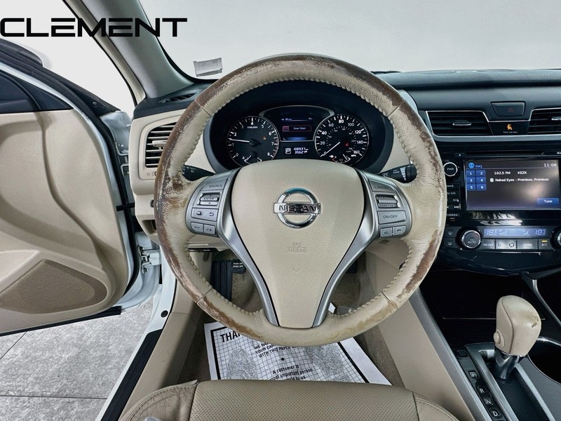Nissan Altima Sedan Vehicle Full-screen Gallery Image 14