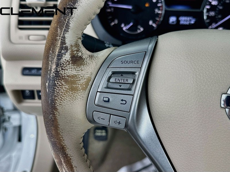 Nissan Altima Sedan Vehicle Full-screen Gallery Image 15