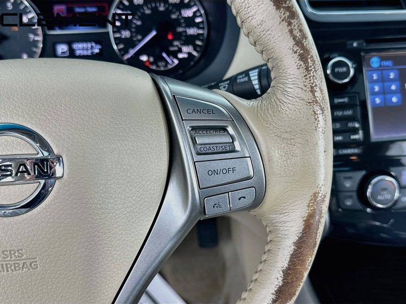 Nissan Altima Sedan Vehicle Full-screen Gallery Image 17