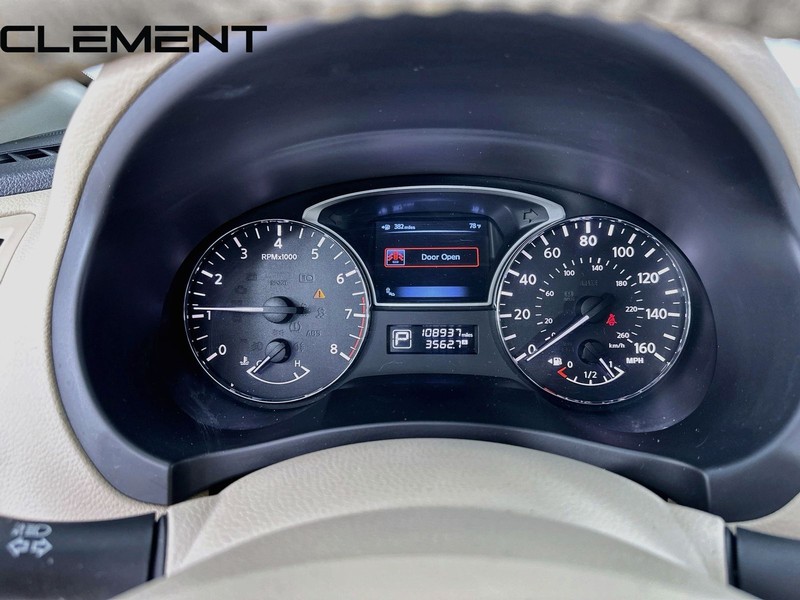 Nissan Altima Sedan Vehicle Full-screen Gallery Image 18