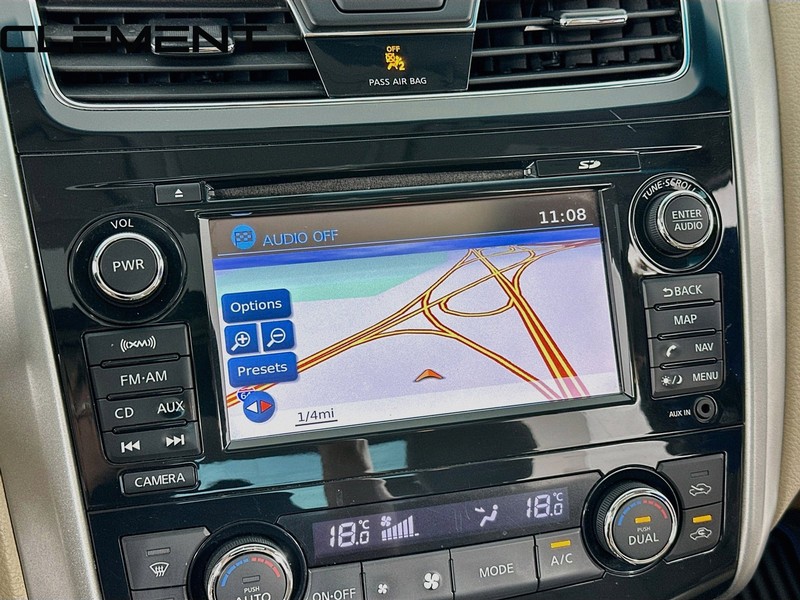 Nissan Altima Sedan Vehicle Full-screen Gallery Image 19
