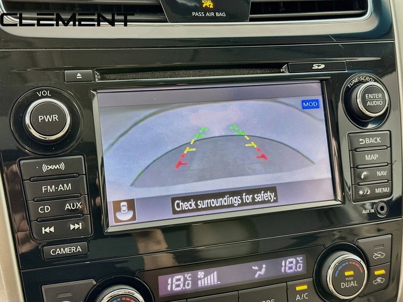 Nissan Altima Sedan Vehicle Full-screen Gallery Image 20