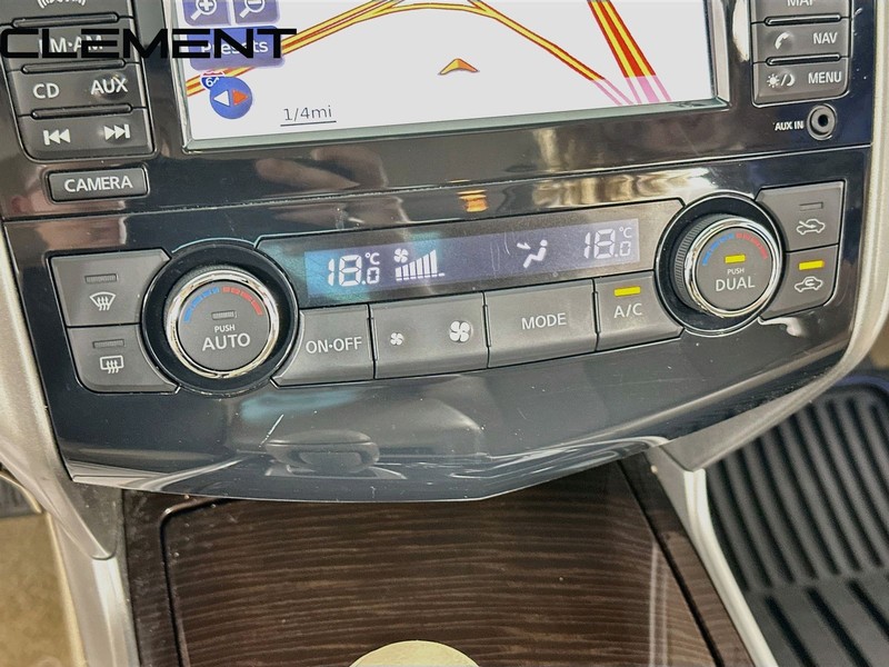 Nissan Altima Sedan Vehicle Full-screen Gallery Image 22