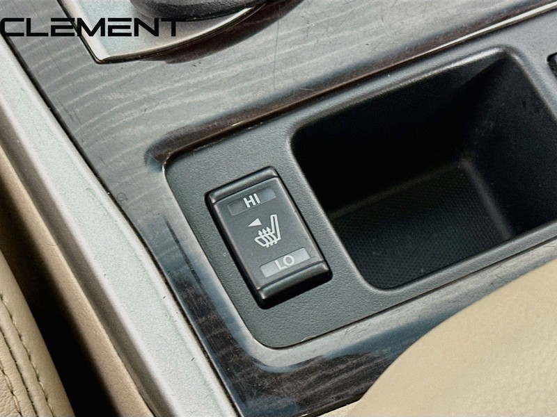 Nissan Altima Sedan Vehicle Full-screen Gallery Image 23