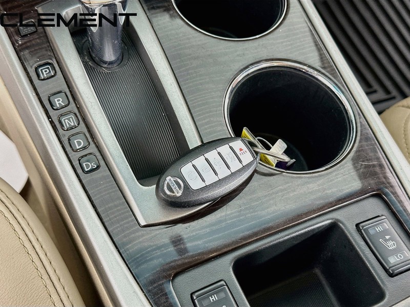 Nissan Altima Sedan Vehicle Full-screen Gallery Image 24
