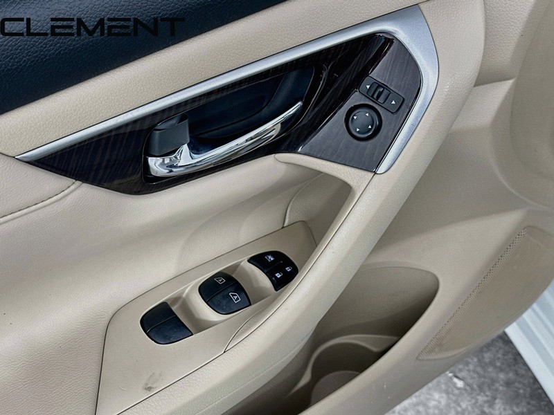 Nissan Altima Sedan Vehicle Full-screen Gallery Image 28