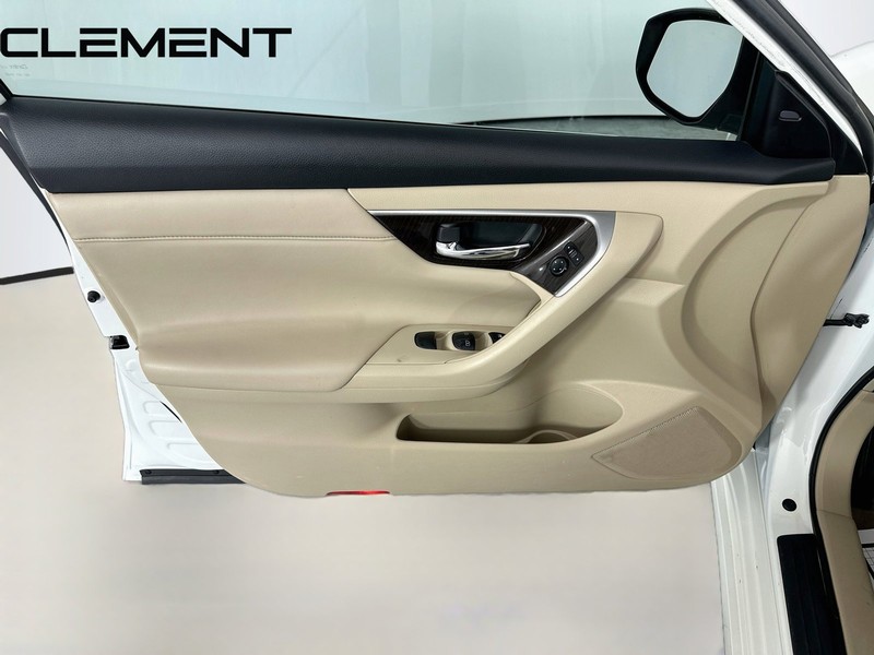 Nissan Altima Sedan Vehicle Full-screen Gallery Image 29