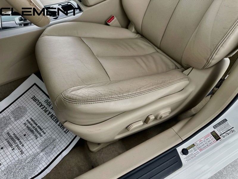 Nissan Altima Sedan Vehicle Full-screen Gallery Image 30