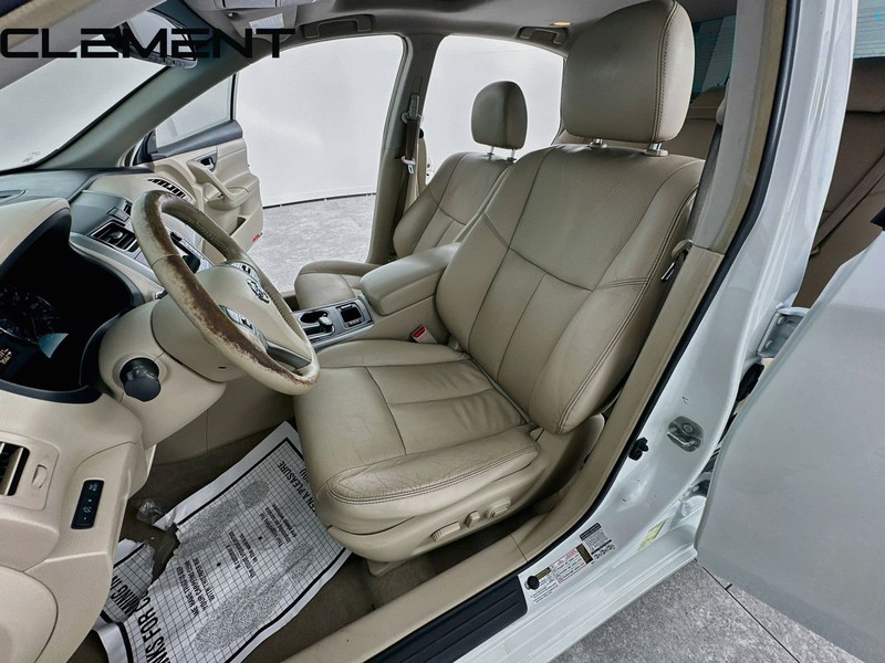 Nissan Altima Sedan Vehicle Full-screen Gallery Image 32