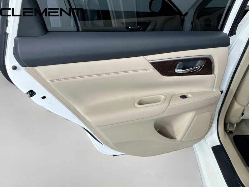 Nissan Altima Sedan Vehicle Full-screen Gallery Image 33