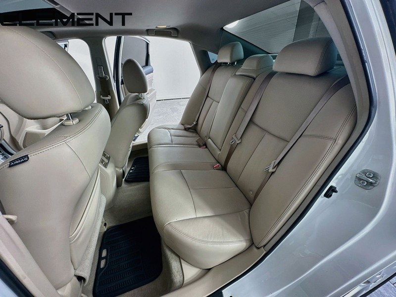 Nissan Altima Sedan Vehicle Full-screen Gallery Image 34