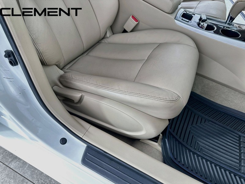 Nissan Altima Sedan Vehicle Full-screen Gallery Image 35