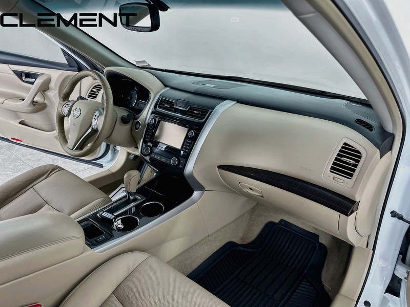 Nissan Altima Sedan Vehicle Full-screen Gallery Image 36