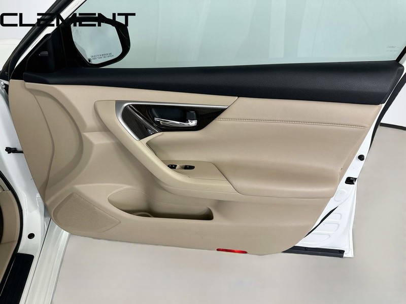 Nissan Altima Sedan Vehicle Full-screen Gallery Image 37