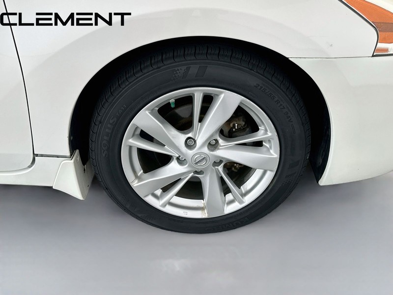 Nissan Altima Sedan Vehicle Full-screen Gallery Image 38