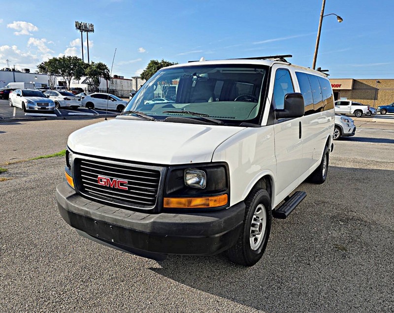 GMC Savana Cargo Van Vehicle Full-screen Gallery Image 01