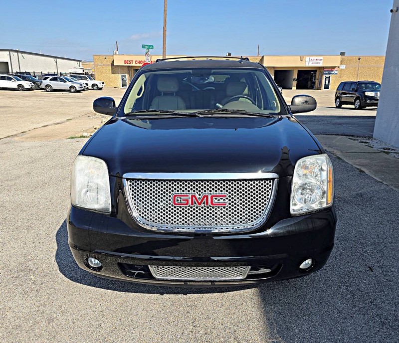 GMC Yukon Vehicle Full-screen Gallery Image 02