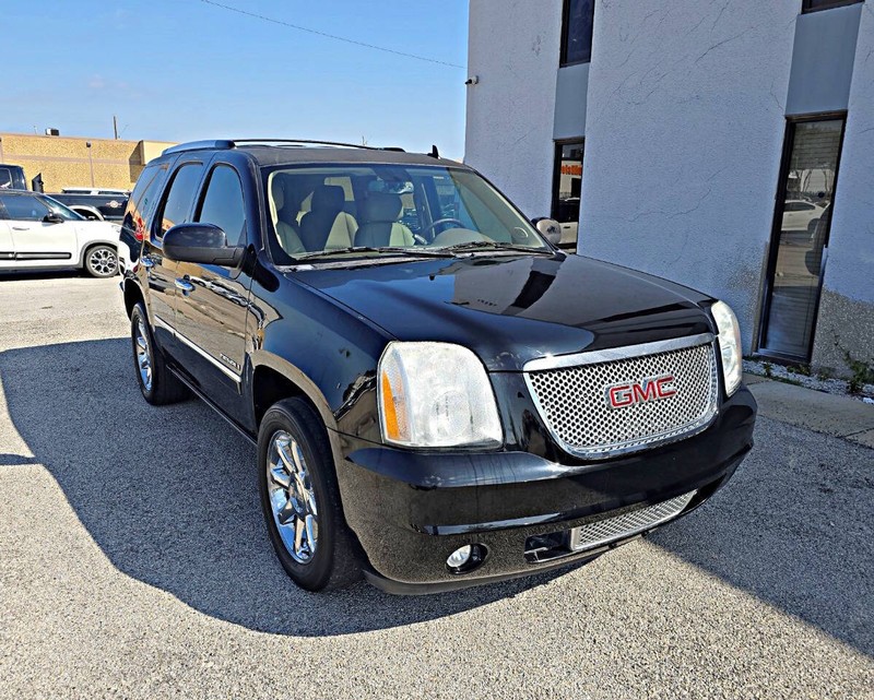 GMC Yukon Vehicle Full-screen Gallery Image 03