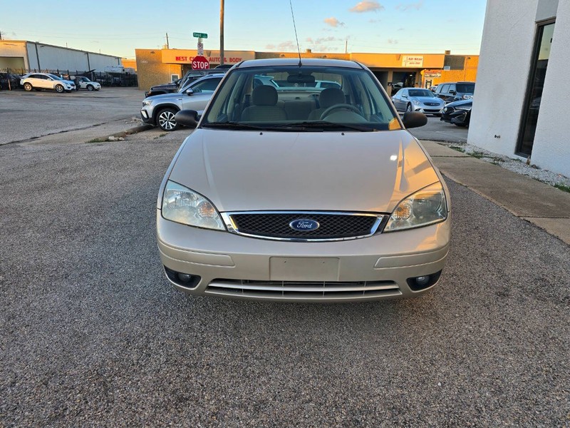 Ford Focus Sedan Vehicle Full-screen Gallery Image 02