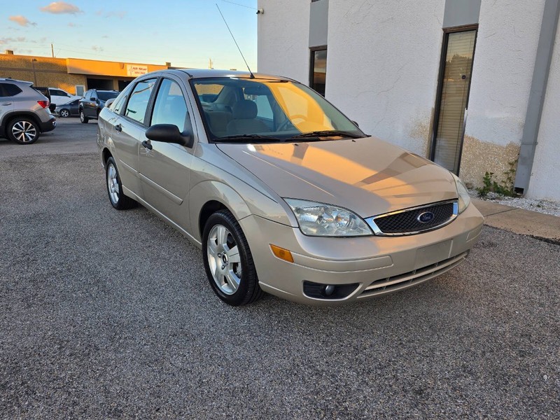 Ford Focus Sedan Vehicle Full-screen Gallery Image 03