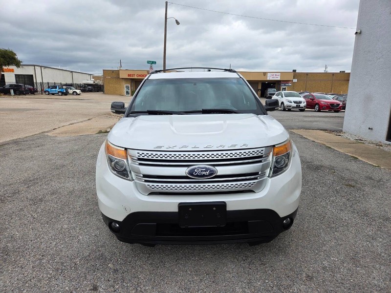 Ford Explorer Vehicle Full-screen Gallery Image 02