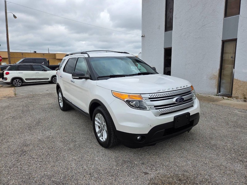 Ford Explorer Vehicle Full-screen Gallery Image 03