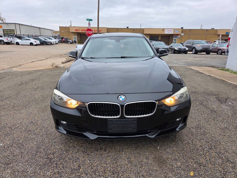 BMW 3 Series Vehicle Full-screen Gallery Image 02