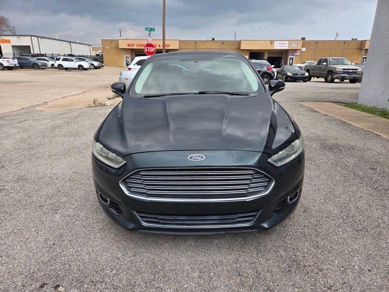 Ford Fusion Vehicle Full-screen Gallery Image 02