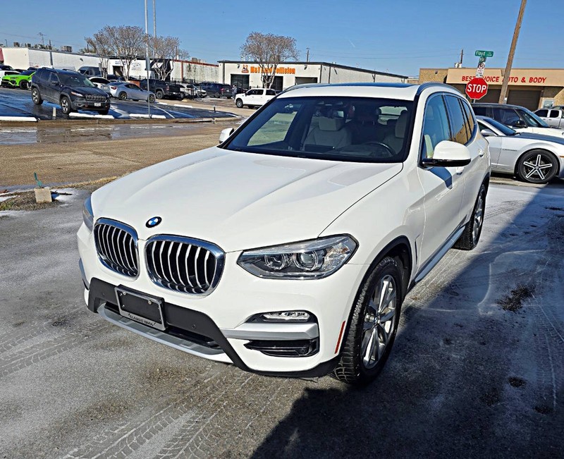 BMW X3 Vehicle Full-screen Gallery Image 03