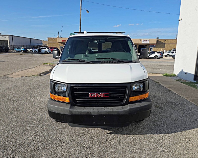 GMC Savana Cargo Van Vehicle Full-screen Gallery Image 02