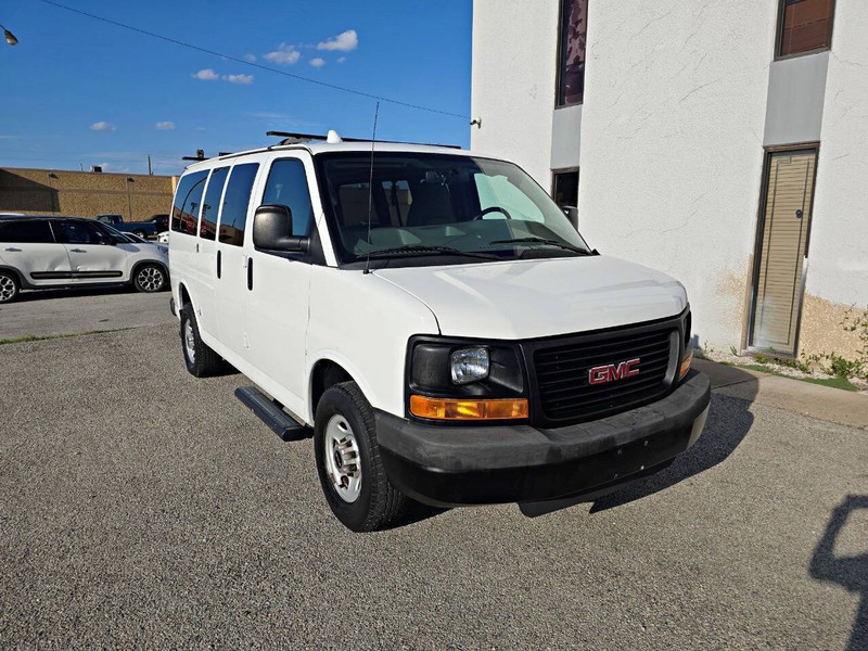 GMC Savana Cargo Van Vehicle Full-screen Gallery Image 03