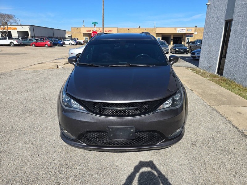 Chrysler Pacifica Vehicle Full-screen Gallery Image 02