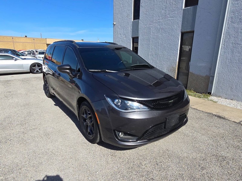 Chrysler Pacifica Vehicle Full-screen Gallery Image 03