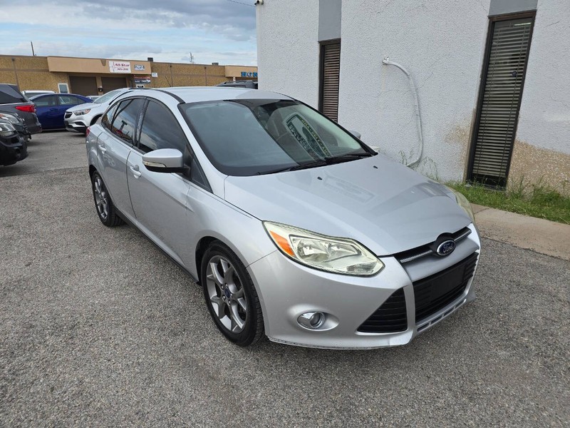 Ford Focus Sedan Vehicle Full-screen Gallery Image 01