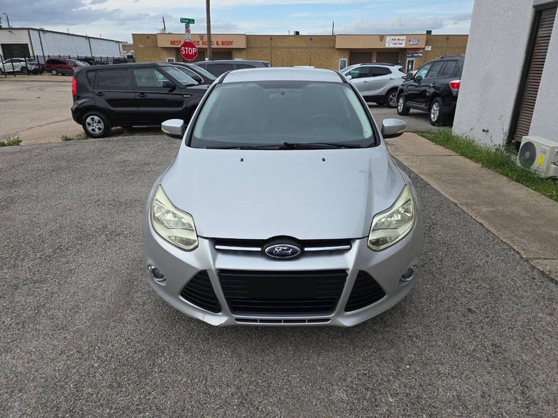 Ford Focus Sedan Vehicle Full-screen Gallery Image 02