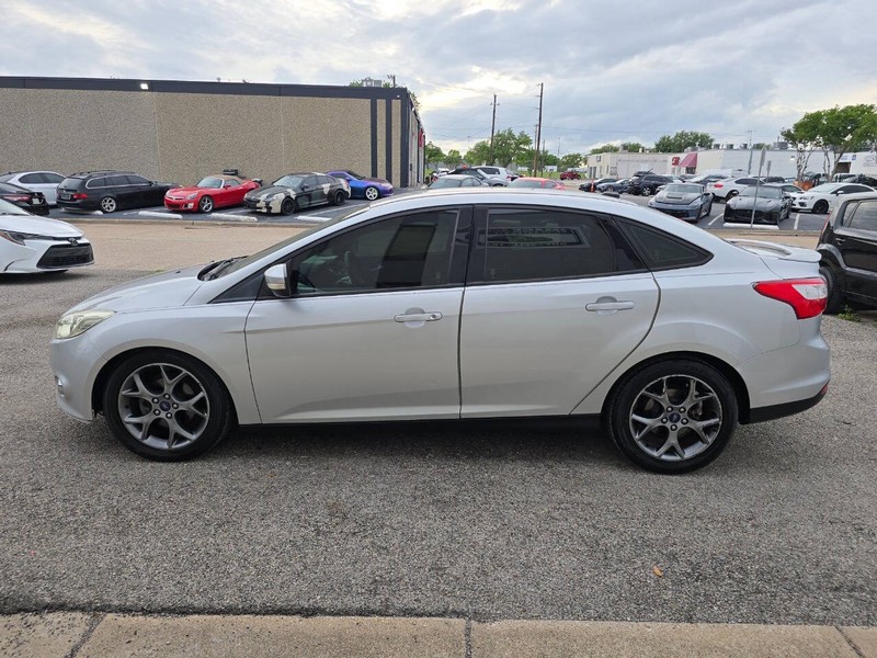 Ford Focus Sedan Vehicle Full-screen Gallery Image 03