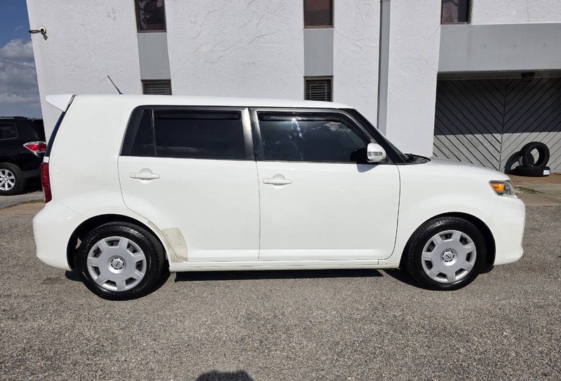 Scion xB Vehicle Full-screen Gallery Image 03