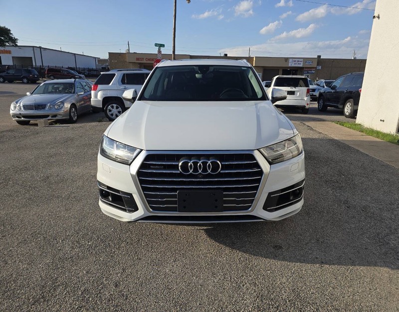 Audi Q7 Vehicle Full-screen Gallery Image 02
