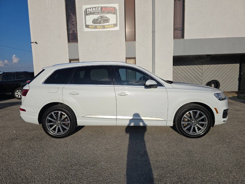 Audi Q7 Vehicle Full-screen Gallery Image 03