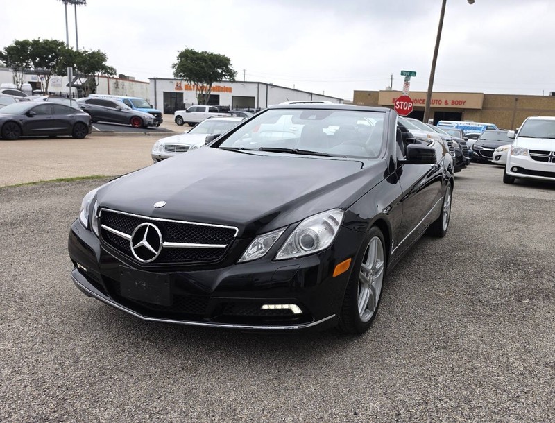 Mercedes-Benz E-Class Vehicle Full-screen Gallery Image 01