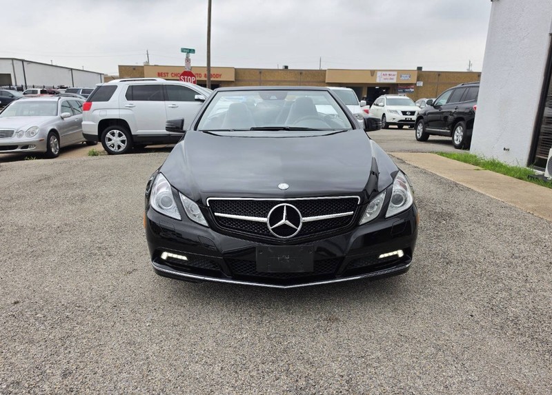 Mercedes-Benz E-Class Vehicle Full-screen Gallery Image 02