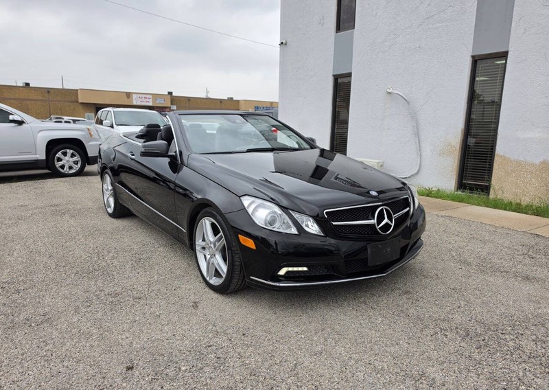 Mercedes-Benz E-Class Vehicle Full-screen Gallery Image 03