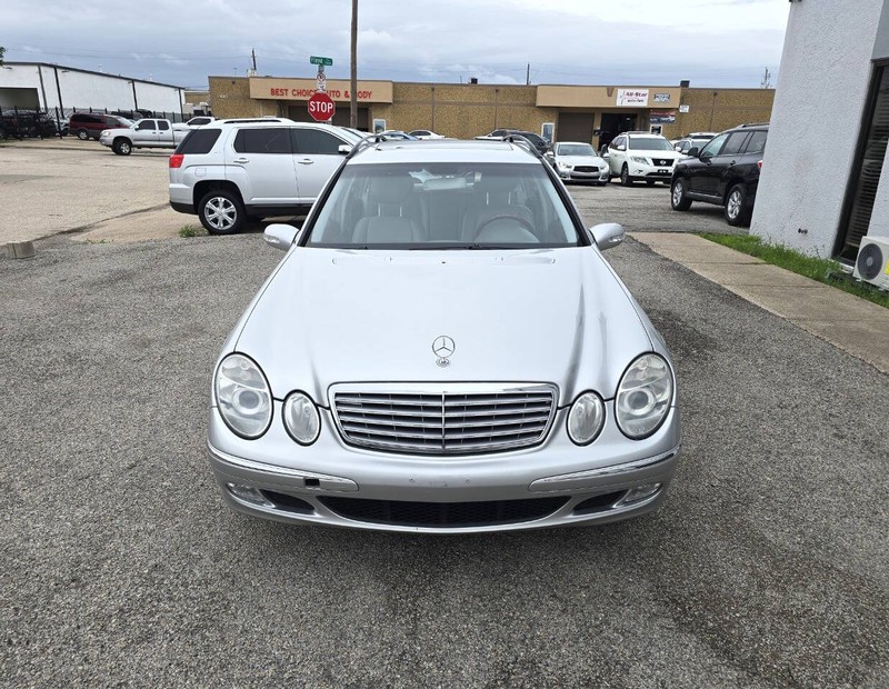 Mercedes-Benz E-Class Vehicle Full-screen Gallery Image 02