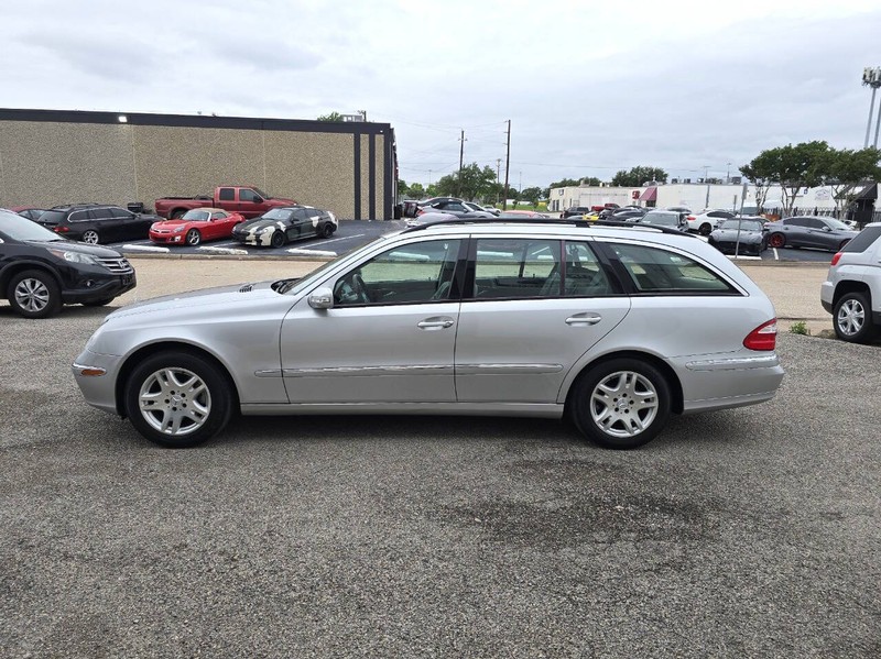 Mercedes-Benz E-Class Vehicle Full-screen Gallery Image 03