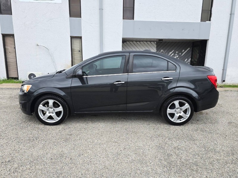 Chevrolet Sonic Vehicle Full-screen Gallery Image 03