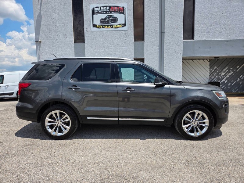 Ford Explorer Vehicle Full-screen Gallery Image 02
